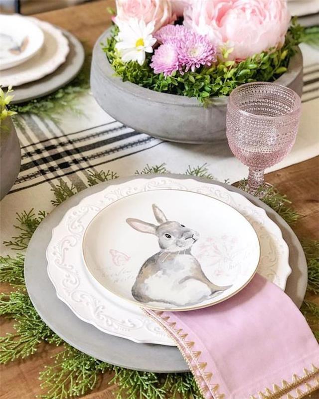 Veľkonočné remeselné činnosti jednoduchá dekorácia veľkonočného stolu ružový obrúsok