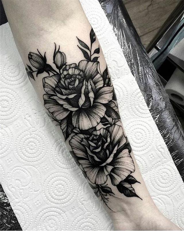 grafisk ros tatuering kvinna svart bläck, grafisk design idé att uppnå i tatuering