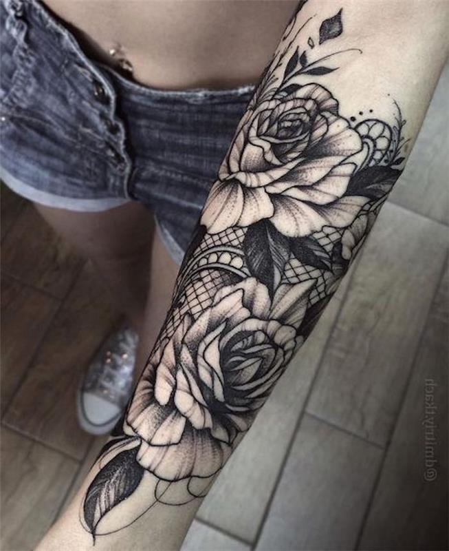 kvinna tatuering med blommor på armen på en kvinna och spetselement, tatueringsidéer för kvinnor