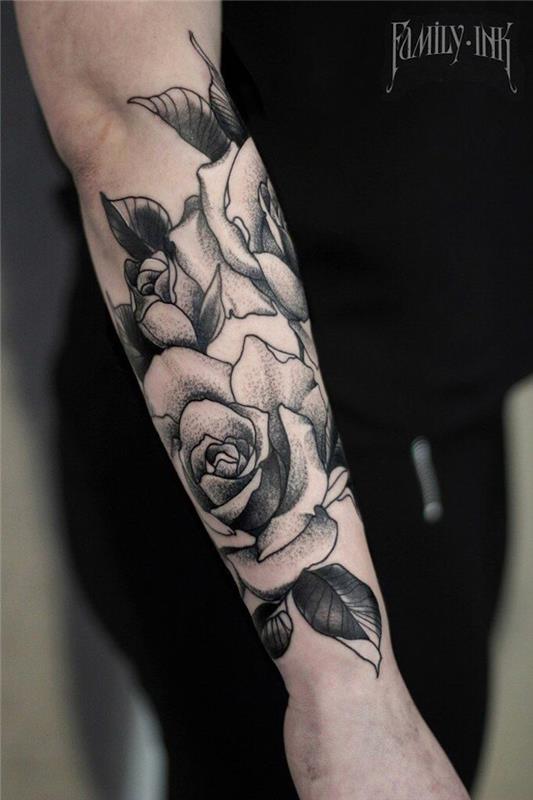 blommig underarmstatuering, tatueringsidéer för herrarm, svart skjorta, svarta byxor