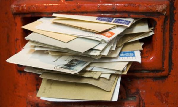 Poštová schránka Royal Mail plná listov