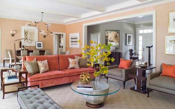 Fotografia farba do obývačky farba lososovo oranžová, ružová a sivý nábytok
