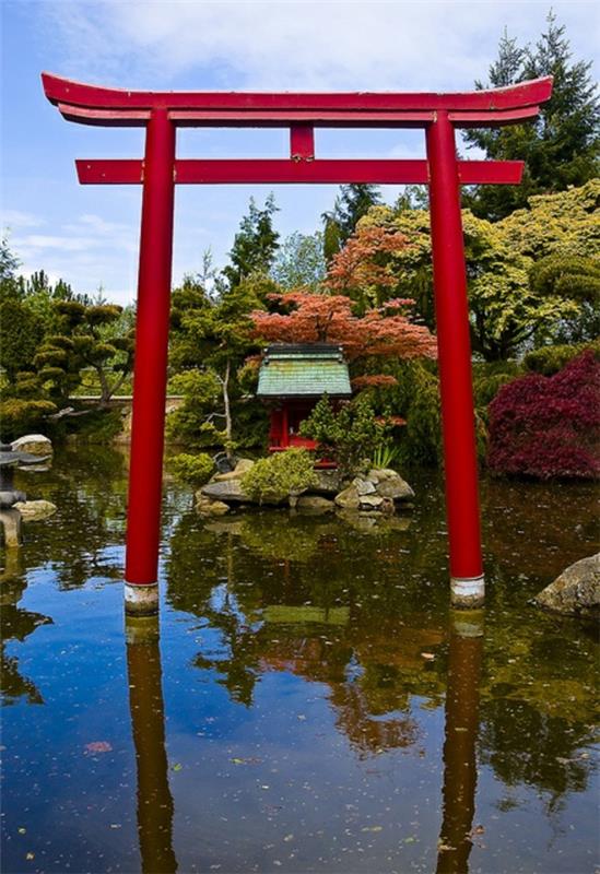 حديقة حمراء يابانية نموذجية