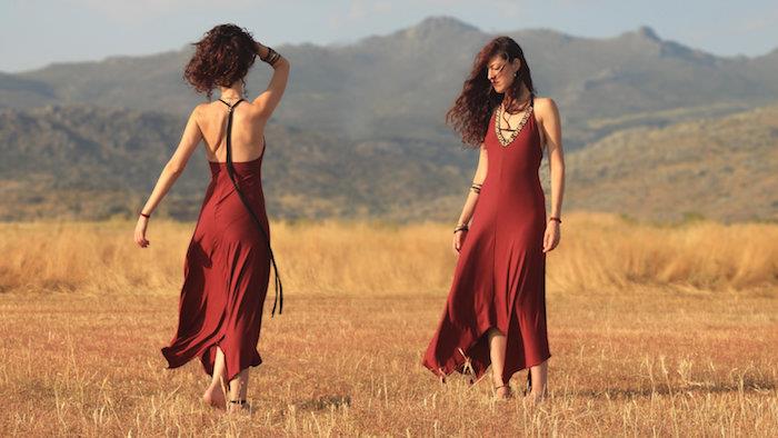 صورة ريفية في كاليفورنيا ، فستان أحمر طويل ، غروب الشمس ، فستان طويل بوهيمي أنيق ، زي عصري مستوحى من أسلوب الستينيات