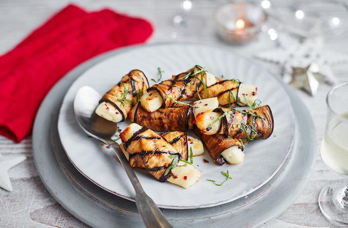 jednoduchý večerný aperitív Vianočný zábavný bouche, stočený baklažán a haloumi na bielom tanieri