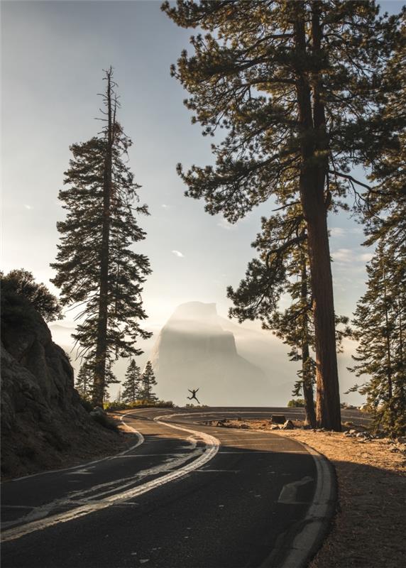 التصوير الفوتوغرافي للسفر ، صورة الطريق إلى الجبال ، مثال على خلفية الهاتف الذكي مع إطار الطبيعة