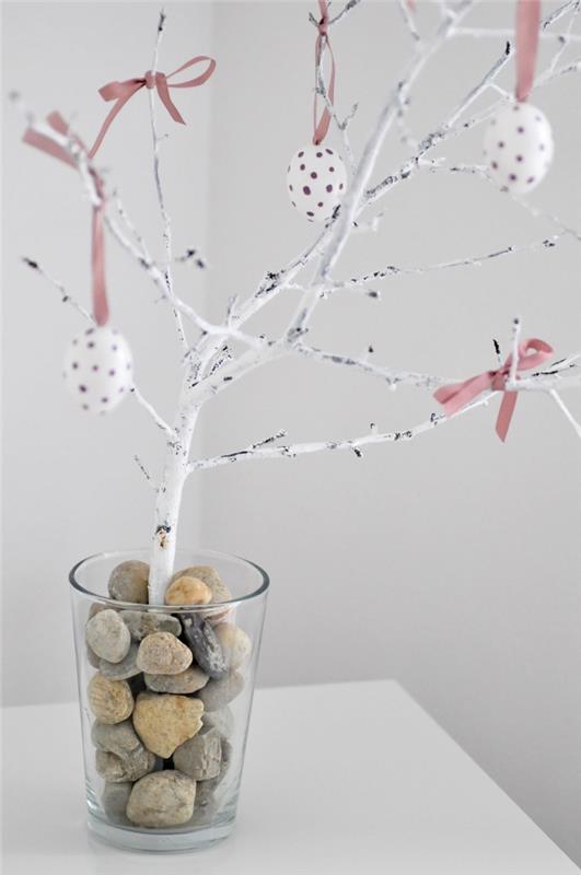 فكرة نشاط عيد الفصح سهلة وسريعة ، مثال على كيفية تزيين شجرة DIY بفروع مطلية باللون الأبيض
