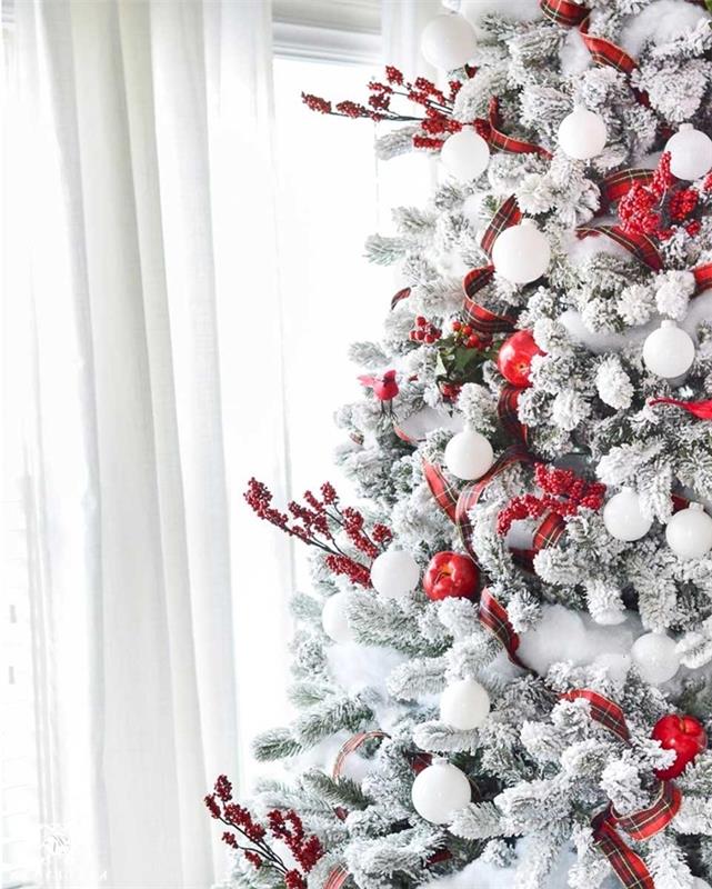 červená stužka červené bobuľové vetvy Vianočný stromček na tému klasického bieleho a červeného falošného snehu