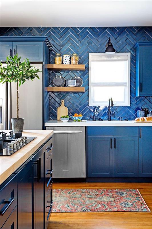 Modré kuchynské drevené police, aké farby sa k sebe hodia, farba do kuchyne