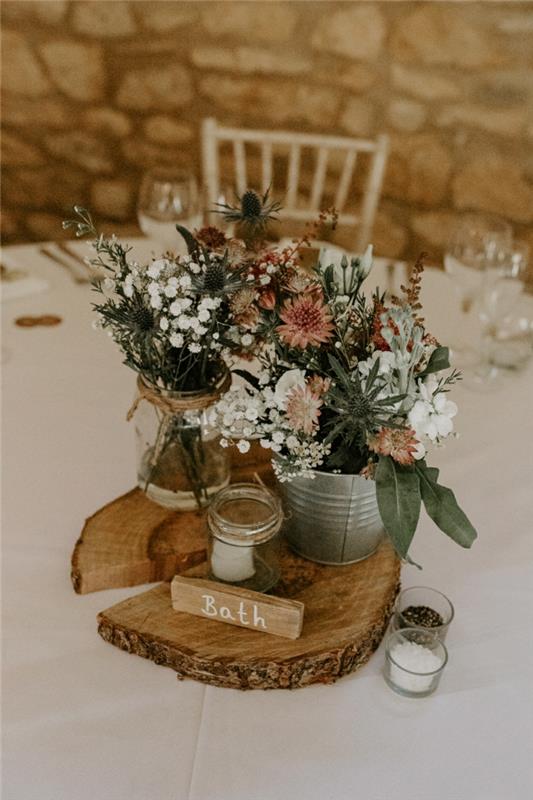 Fältblommor i rustik vasbröllopsdekoration, rustikt trä och blommor bröllopsborddekoration
