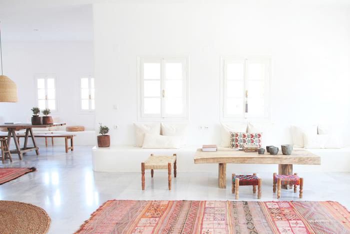 Púdrová ružová dekorácia ružová a sivá spálňa útulný interiér chladná obývacia izba elegantný interiérový nápad chladný koberec kmeňové geometrické vzory