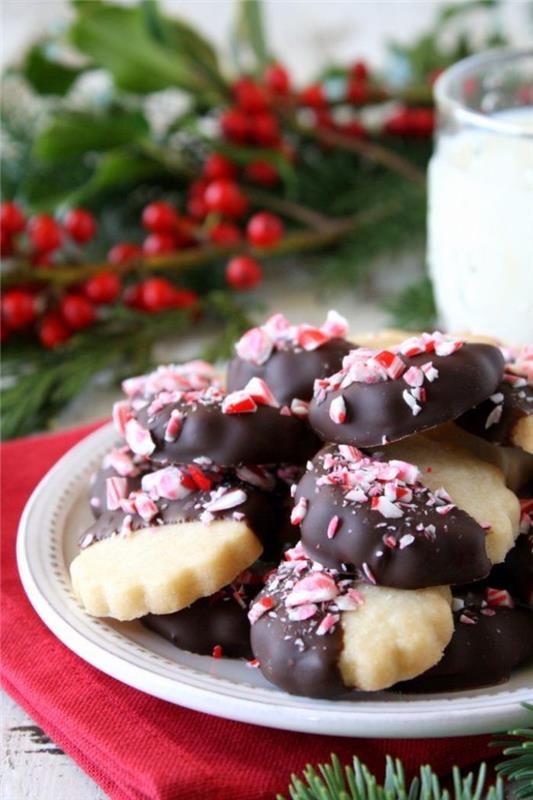 Vianočný krehký chlieb s claddic maslom s couverture z mliečnej čokolády a drvenými mätovými cukríkmi