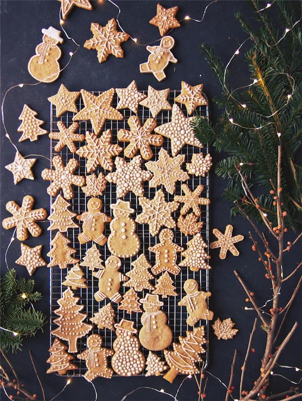 pepparkakor traditionellt recept med kunglig glasyr för dekoration och festliga detaljer ritade på shortbread med snögubbe, julgran, stjärna och snökolvsmotiv