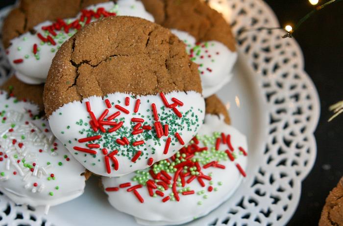 Julmuffinsrunda dekorerad med söt glasyr och röda och gröna nuggets, traditionellt recept julmat