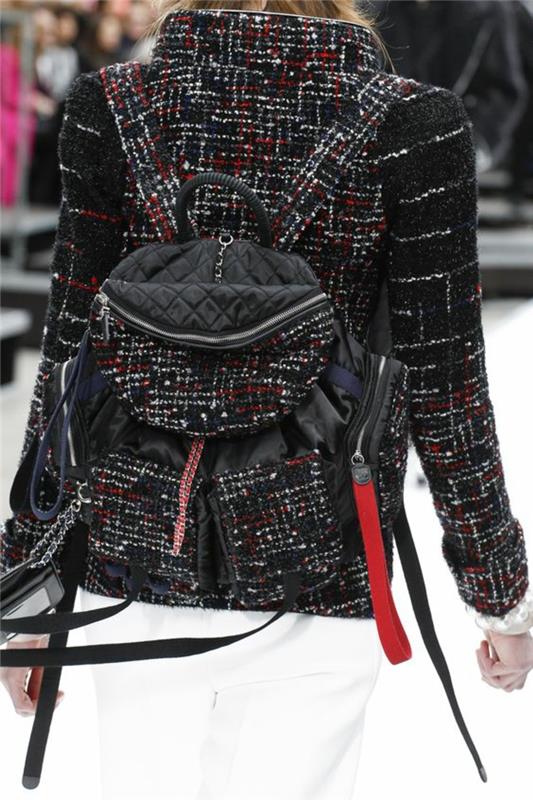 trendig damryggsäck i kombination med ulljackan med färgglada Chanel -nuggets