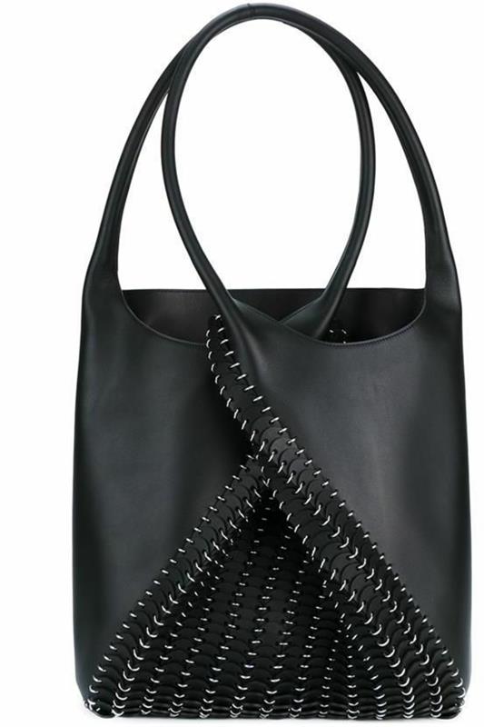 svart ryggsäck med dekorativa metallelement i glamrockstil med två stora handtag som ska bäras för hand