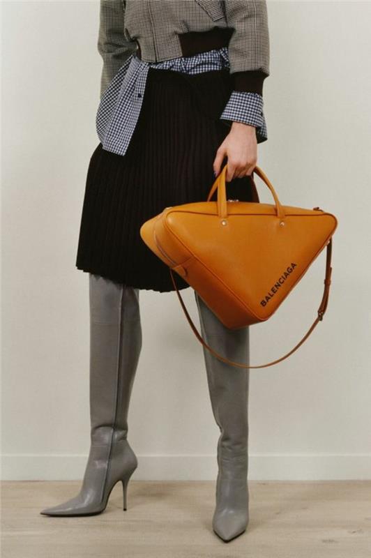 kvinnors läderryggsäck trendiga damryggsäckar i senapsfärg tillgängliga utbud av flera Balenciaga -färger i triangulär form
