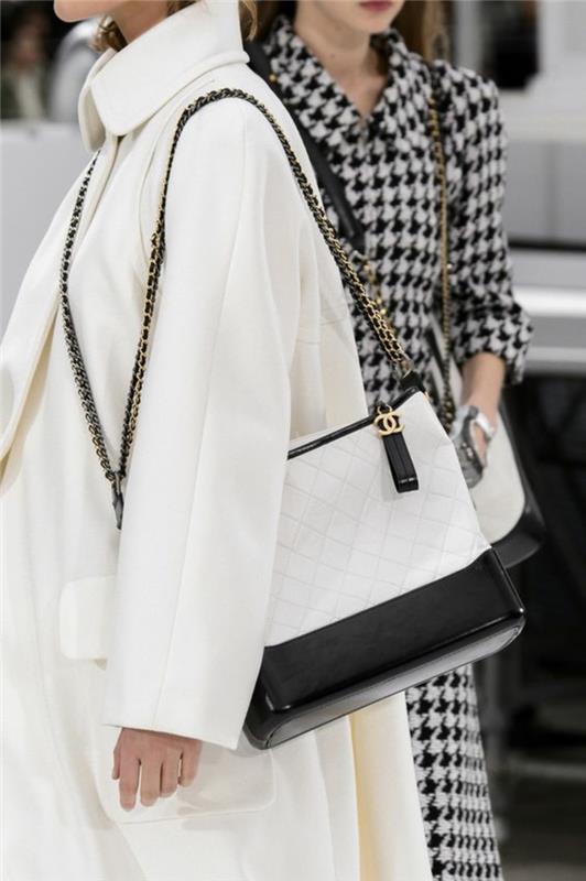 vintage ryggsäck för kvinnor i vitt och svart klassiskt Chanel letar efter eftertraktade och eleganta outfits som aldrig går av mode