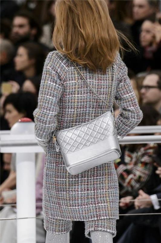 vintage damryggsäck i silverfärg ultimat trend Chanel quiltad effekt på framsidan