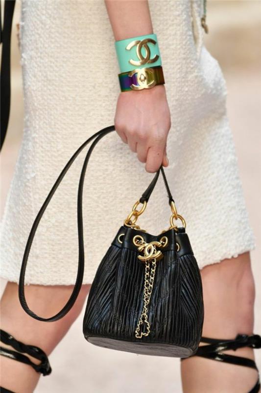 liten ryggsäck i svart läder för kvinnor i form av en väska för ett mycket elegant utseende