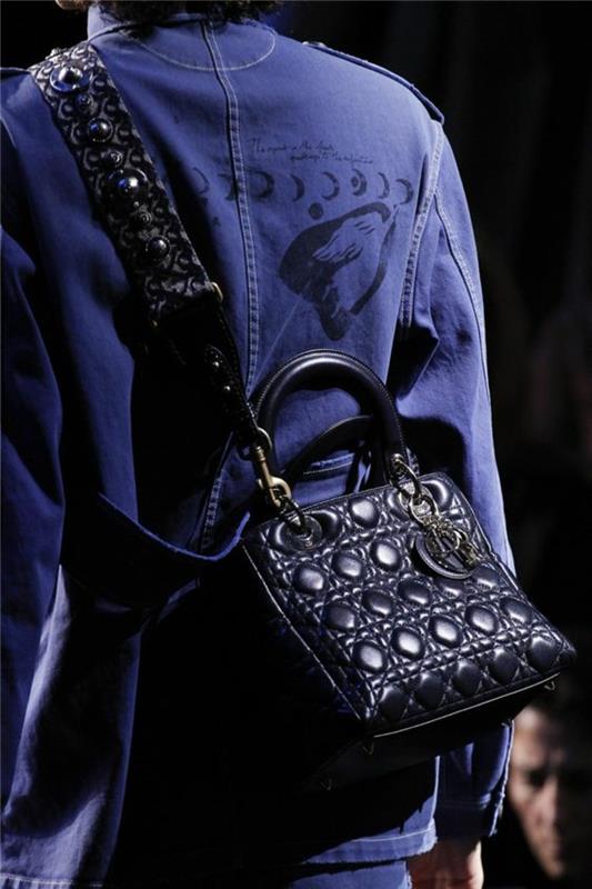 Chanel unisex läderryggsäck för kvinnor liten storlek med stort handtag och rund metallic logo för att dekorera framsidan