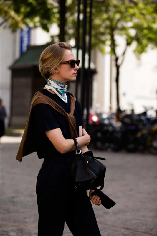 kvinnors läderväska, halsduk knuten runt halsen, svart handväska, svarta byxor