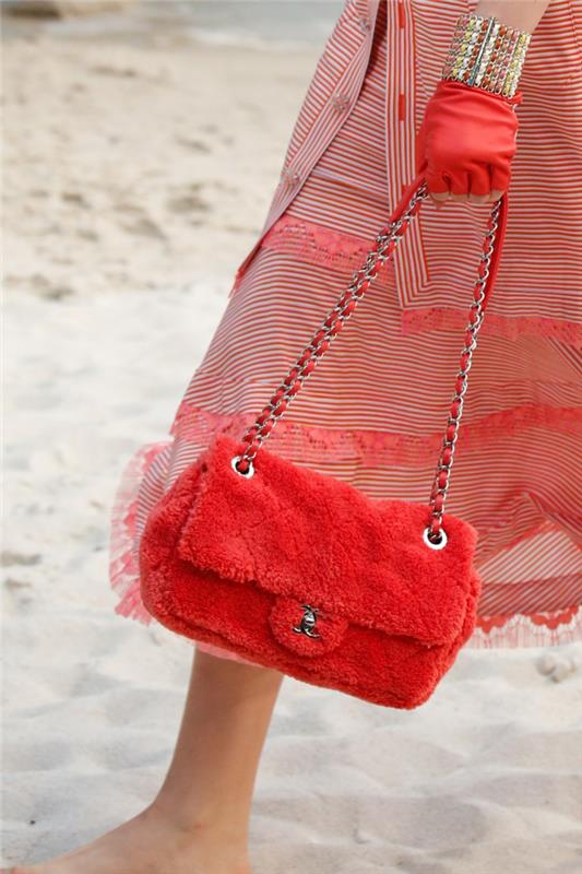 plysch röd väska, damcrossbody väska, randig klänning, röda handskar, statement armband