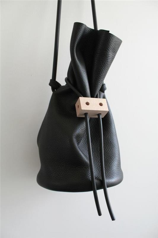 ryggsäck-college-tjej-trendig-ryggsäck-hur-att-ha-den-svarta-läder-väskan