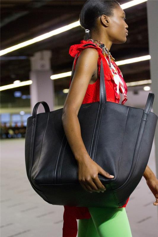 vintage all black Balenciaga ryggsäck går överallt tote för alla stilar och alla typer av outfits