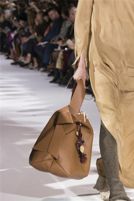 trendig damryggsäck i karamellbeige asymmetrisk form neutral färg lätt att kombinera med olika outfits och stilar
