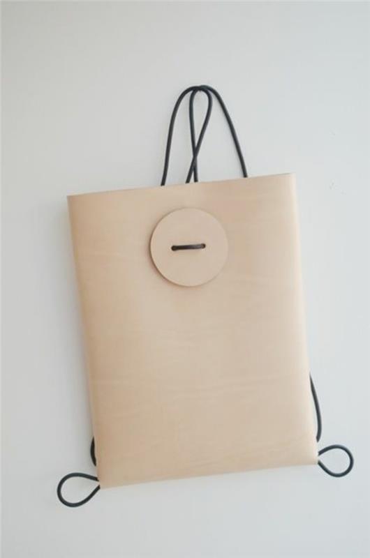 kvinna-ryggsäck-i-beige-läder-modetrender-beige-läder-väska
