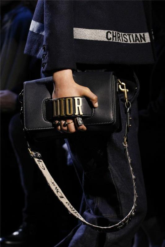 vintage Dior-ryggsäck med stora bokstäver i guldfärgad metall och i kvadratisk form