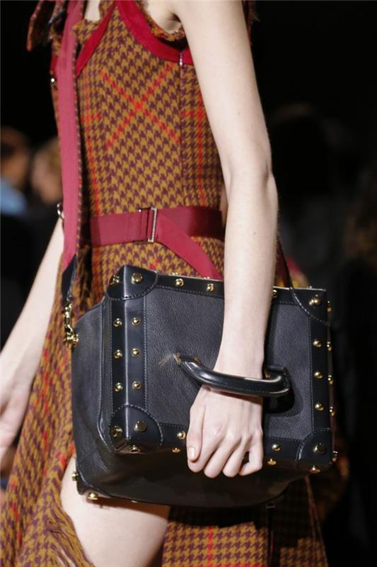 trendig damkvadratisk ryggsäck bärs tvärs i vintage stil i tyg och läder
