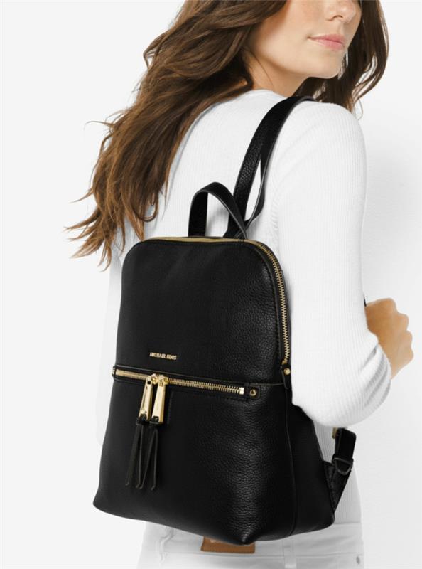 trendig damryggsäck Michael Kors i svart med diskreta guldmetallutsmyckningar och designernamn signerat på framsidan