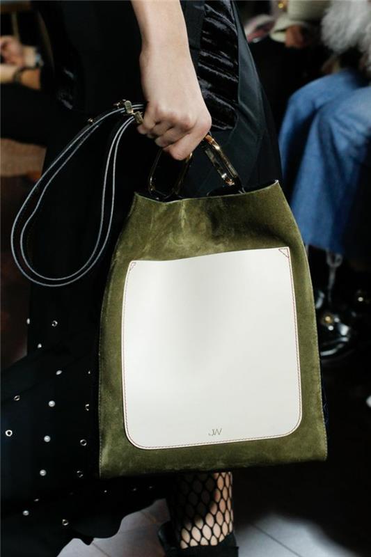 vintage ryggsäck för kvinnor i grönt och vitt att bära på axeln elegant utseende