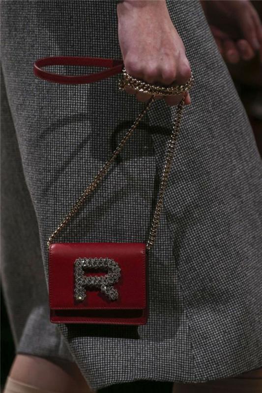kvinnors läderryggsäck med initialen av Rochas -logotypen i mikrostorlek i rött med metalliskt axelband i guldmetall