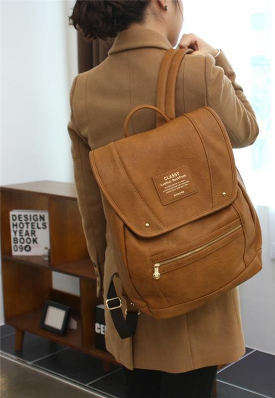 trendig kvinnors ryggsäck i ljusbrunt läder, bekväm storlek