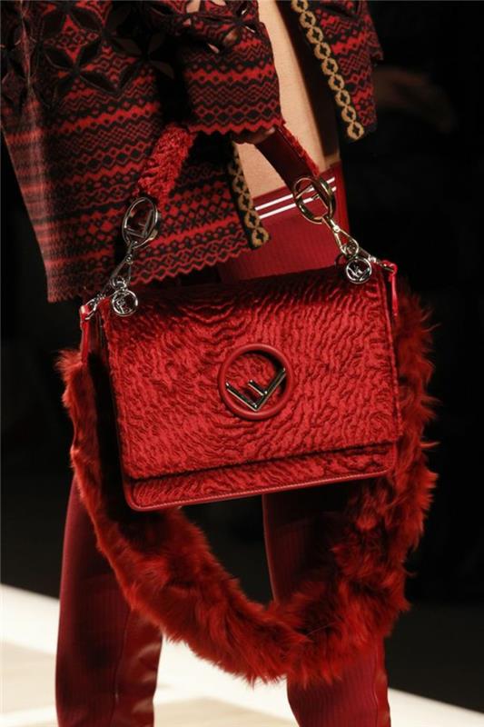 kvinnors läderryggsäck i vermeille -röd med Fendi -initialen omvänd för att även bäras som en handväska