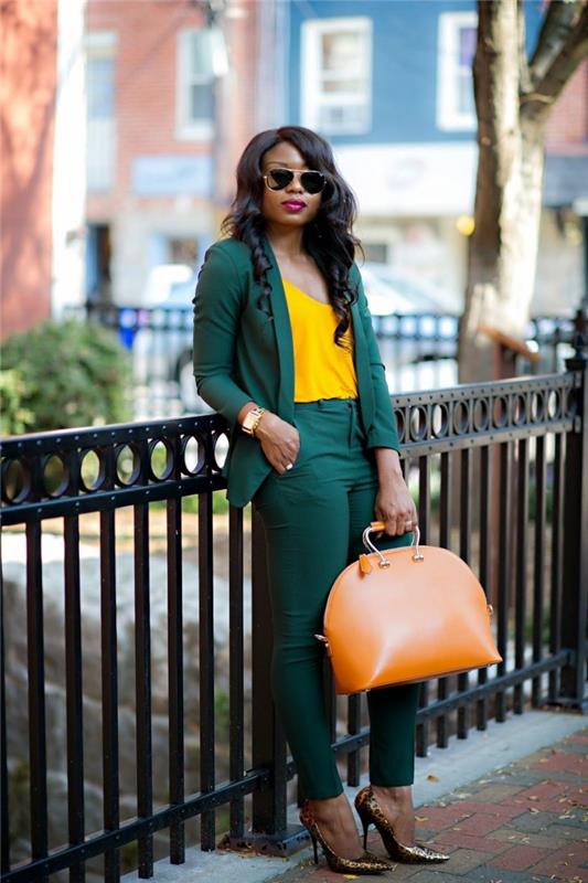 hur man matchar färgerna på hennes kläder, idé om en grön kostym för en kvinna i kombination med en blus med en gul halsringning