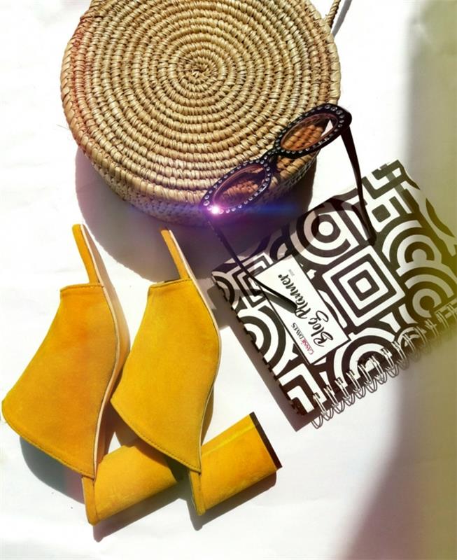 rund korgväska, gula sandaler, anteckningsbok med grafiskt mönster, trendiga solglasögon