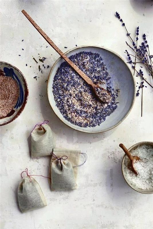 ursprungliga lavendelpåsar från torkad lavendel blandat med badsaltbevarande idé