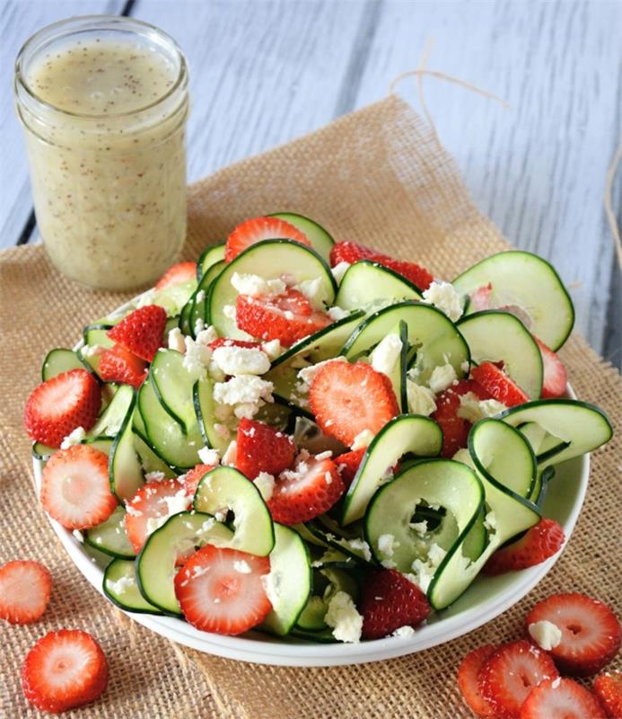 Vårsallad med jordgubbar, gurka, fetaost med vallmofrö dressing