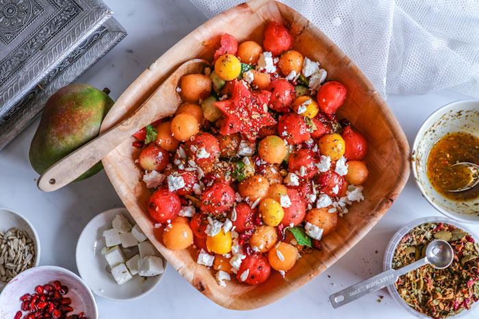 šalát s mangom a čerstvými bylinkovými melongmi ozdobený drobenkou feta jednoduchý a rýchly čerstvý recept s čerstvou mätou