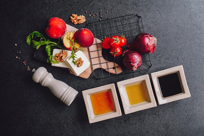 miešaný šalát letné suroviny potrebné na prípravu šalátu s halloumi broskyňová vinaigrette cherry paradajky špenát a rukola