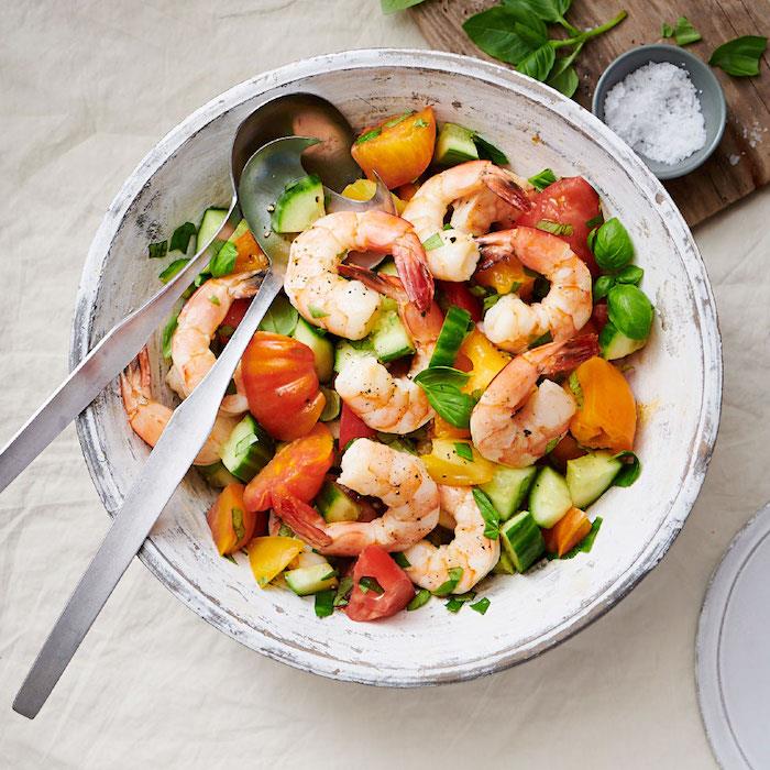 Jednoduchý a originálny miešaný šalát s krevetami, paradajkami, uhorkami, petržlenovou vňaťou a čerstvou mätou, originálny recept na chudnutie