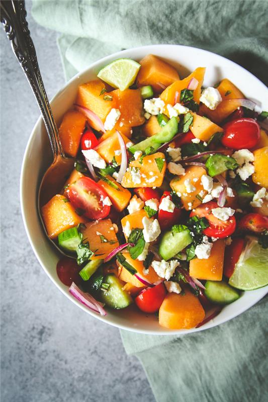 ľahký a originálny šalát s uhorkami, paradajkami, kockami emelónu a drobkami feta nápad recept na grécky šalát
