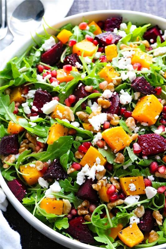 sommarsallad lätt att göra hemma valnötsallad och granatäpple ruccolaost