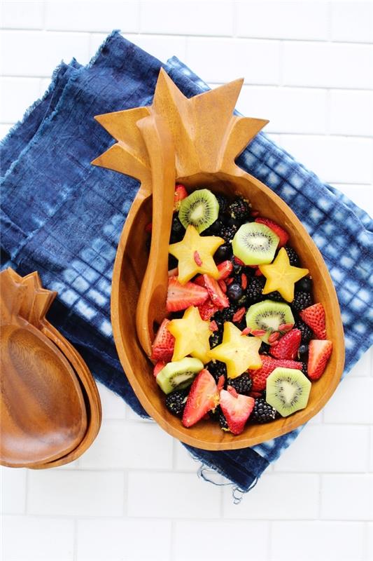 jednoduchý šalát z čerstvého ovocia na prípravu letných jedál podávaný v peknej miske v tvare ananásu