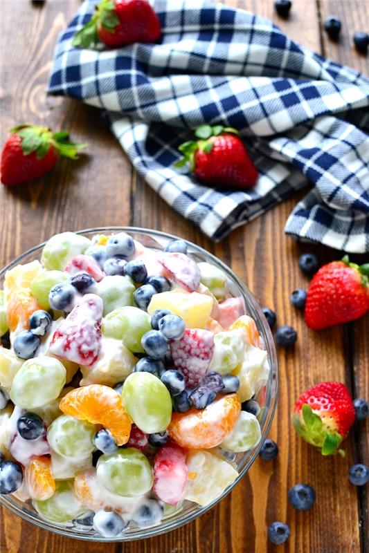 recept na krémový ovocný šalát, jahody, biele hrozno, mandarínky a čučoriedky, s jogurtom