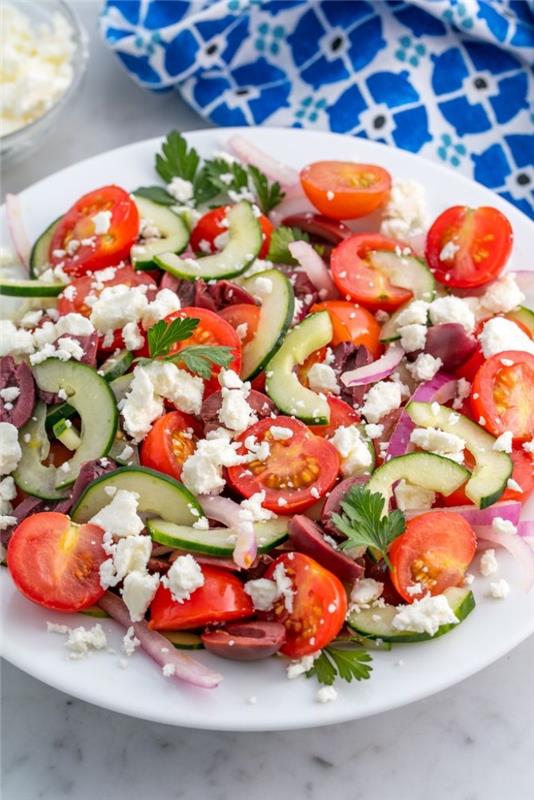 Recept na grécky letný šalát s niekoľkými prísadami, cherry paradajkami, uhorkou, olivami a syrom feta